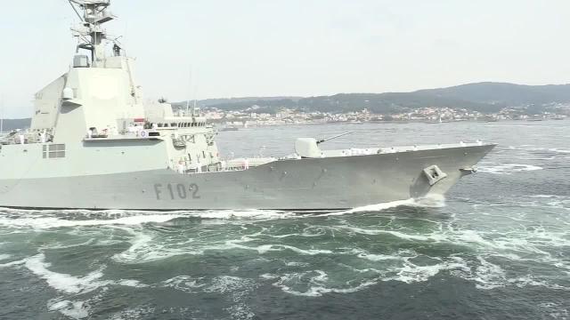 El Rey Felipe VI pasa revista antes del desfile