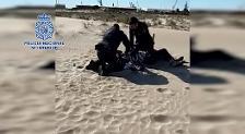 Dos policías salvan la vida a una mujer inconsciente tras consumir alcohol y pastillas en la playa