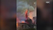 El momento en el que la aguja de la Catedral de Notre Dame cae a causa del fuego