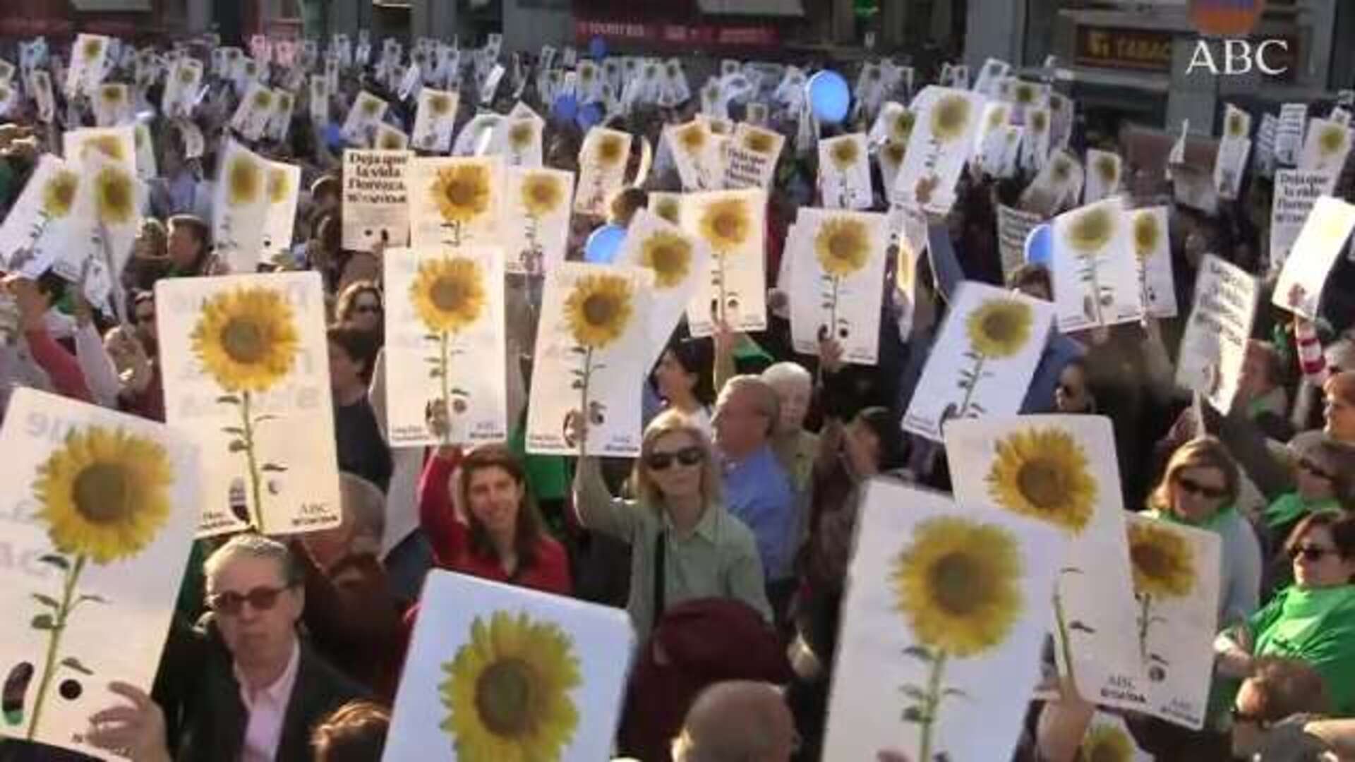 Miles de personas se concentran en la Puerta de Sol para defender la vida