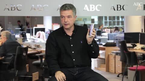 J.M.Nieves con el nuevo «smartphone» de Huawei