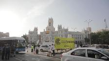 Greenpeace corta la entrada a Madrid Central para protestar contra la moratoria de multas