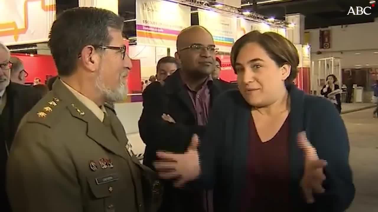 Colau, con dos militares, en la edición de 2016 del Salón