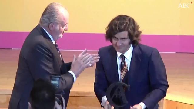 Posan en la foto de izquierda a derecha: Santiago Ybarra, presidente de honor de Vocento; Isabel García Tejerina, ministra de Agricultura y Pesca; Catalina Luca de Tena, presidenta editora de ABC; el Rey Don Juan Carlos; María Dolores de Cospedal, ministra de Defensa; José Antonio Morante de la Puebla, ganador del IX Premio Taurino ABC; Juan Ignacio Zoido, ministro de Interior; y Bieito Rubido, director de ABC