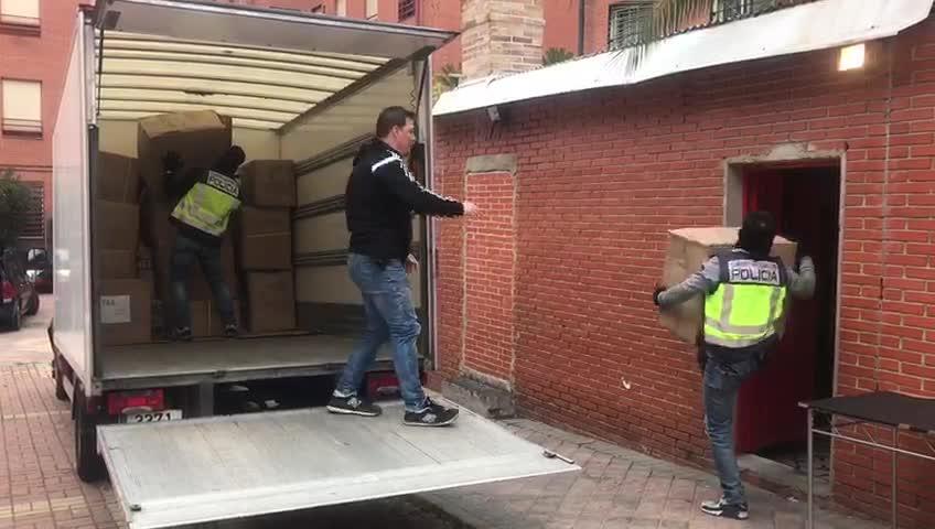 Una persona traslada un carrito en el Pozo del Tío Raimundo