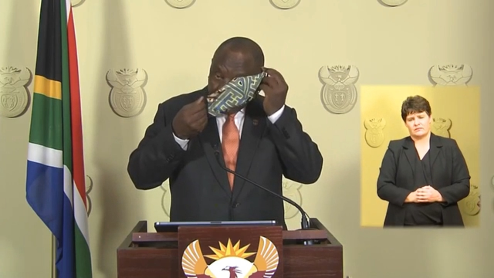 El presidente Ramaphosa, durante su demostración ante las cámaras de cómo ponerse la mascarilla