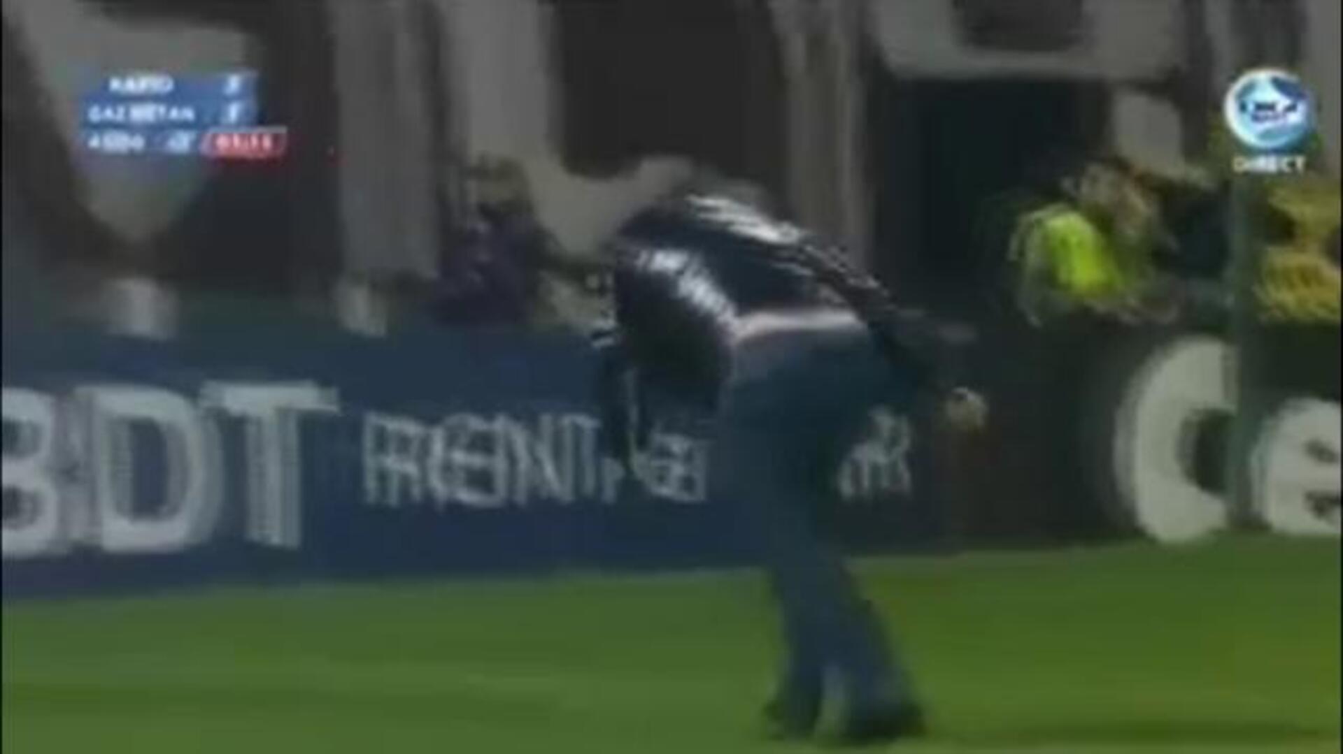 El entrenador del Rapid de Bucarest besa al árbitro tras ser expulsado