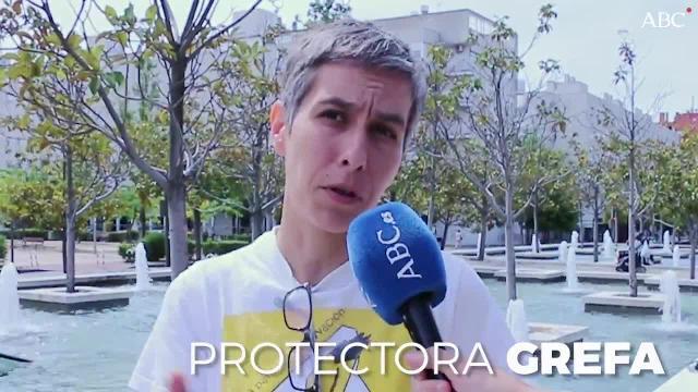 Las tres crías de pato, junto a su madre, en la fuente de Valdebernardo