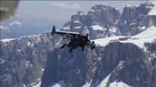 El vertiginoso vuelo del «hombre avión» sobre los Dolomitas a casi 300 kilómetros por hora