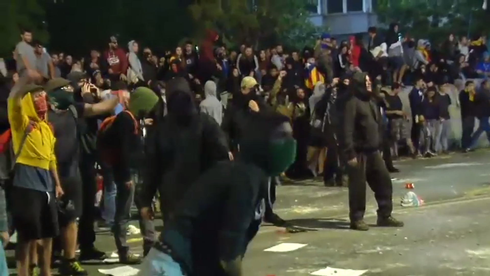 Momentos de tensión en la concentración ante la Subdelegación del Gobierno de Girona