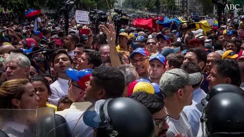 Policías chavistas disparan pelotas de goma contra los manifestantes