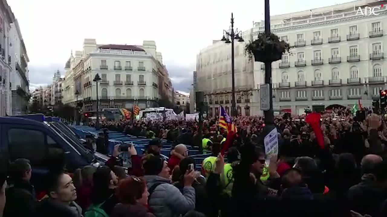 Los taxistas trasladan su protesta a la Puerta del Sol