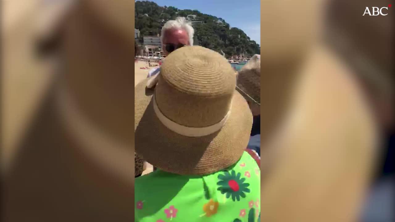 La mujer que se atrevió a quitar símbolos secesionistas de una playa de Cataluña