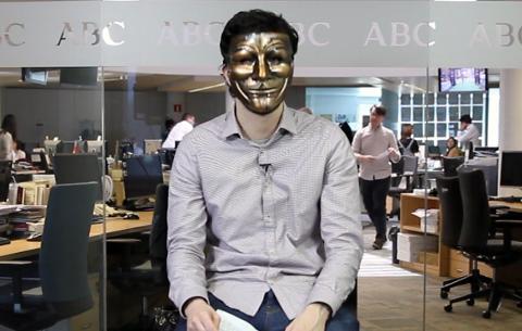 Imágen de la película «V de Vendetta» con una máscara de Guy Fawkes