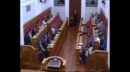 Molina, de Podemos, conversa con Vicente Tirado, del PP, durante la jornada del jueves