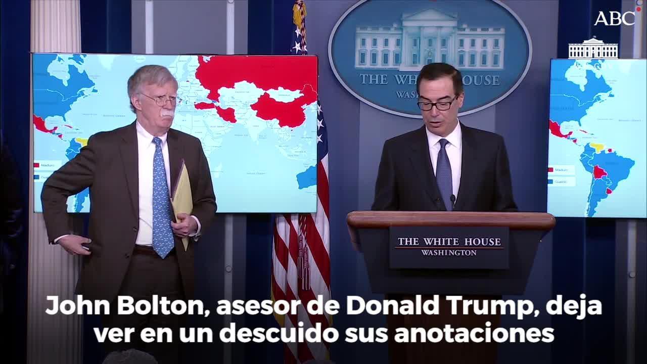 John Bolton durante la rueda de prensa en la que muestra su libreta a los medios