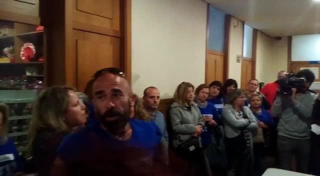 Sindicatos radicales impiden al grito de «dignidad» votar el fin de la huelga de Justicia