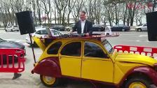 La última de Abel Caballero: emula a David Guetta sobre un Citroën 2CV