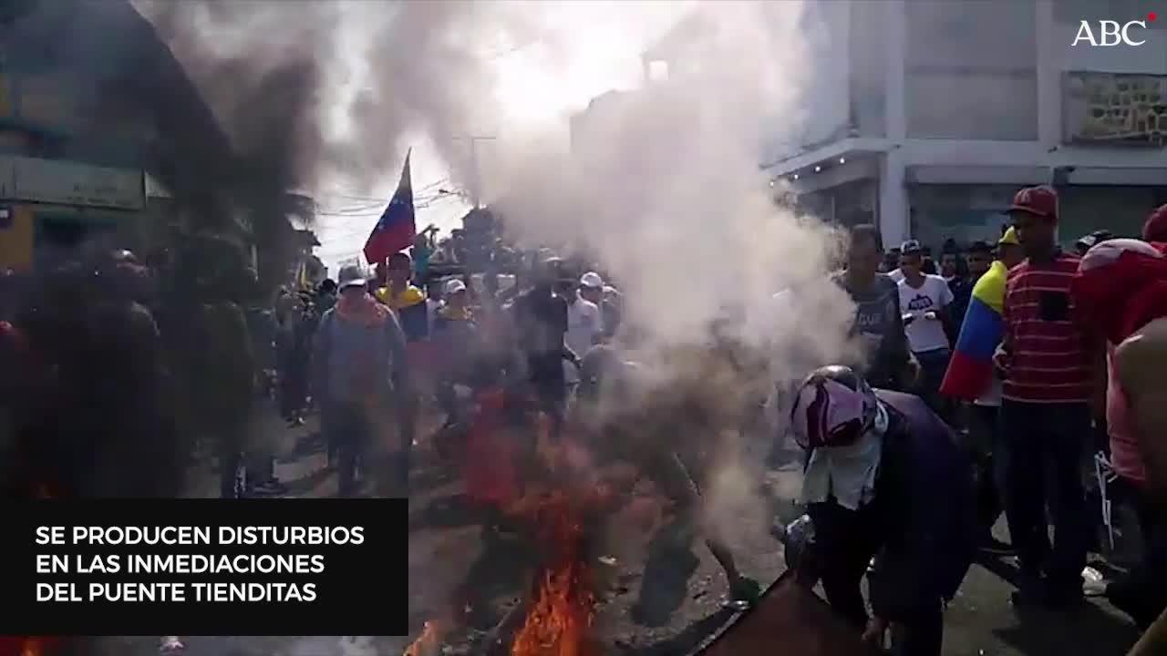 Las tensas imágenes que deja una jornada de choques entre chavistas y opositores