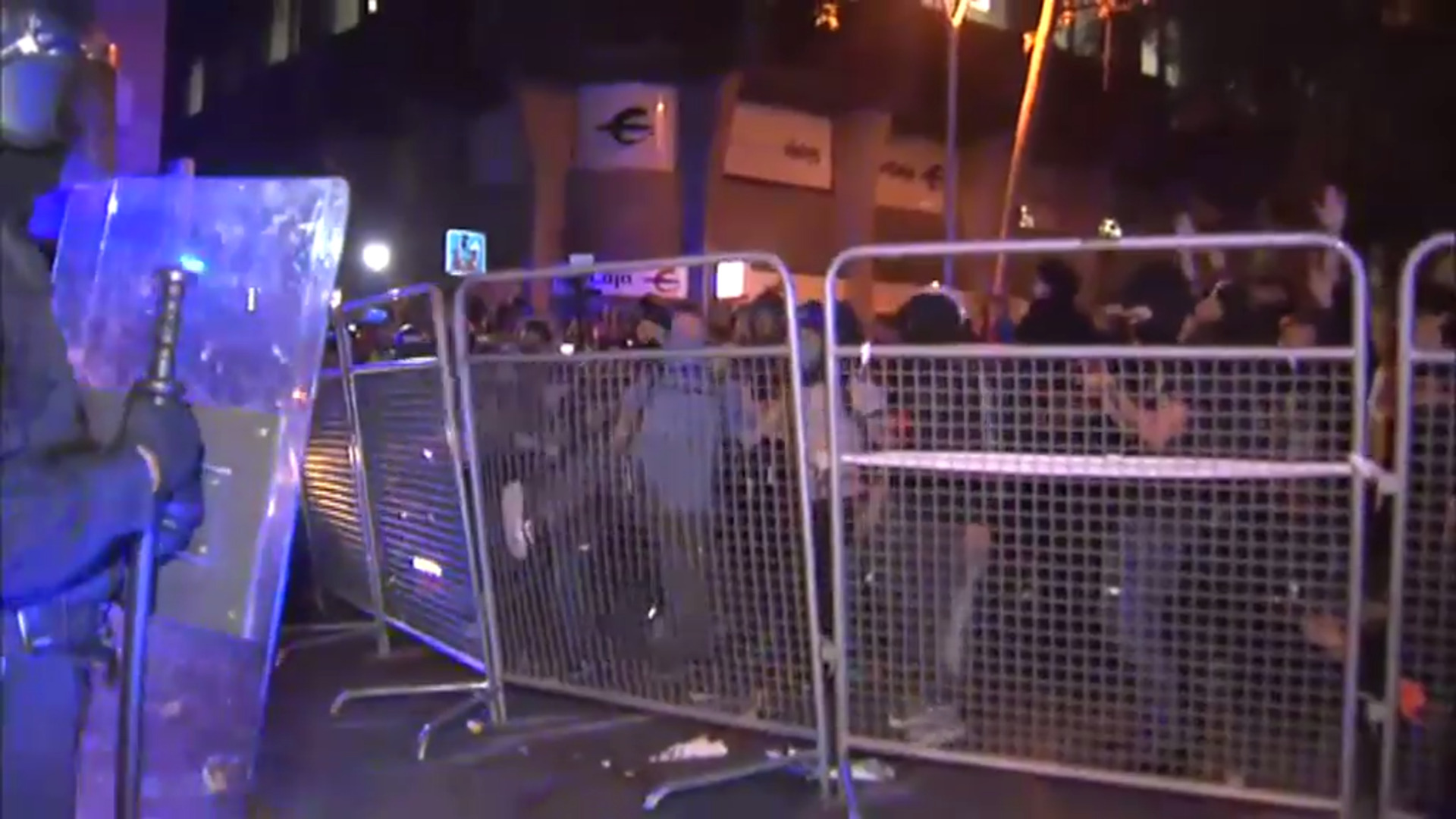 Cargas policiales ante el intento de ocupar la Delegación del Gobierno en Barcelona