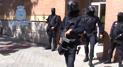 Agentes de Policía vigilan las calles de Madrid por la amenaza yihadista