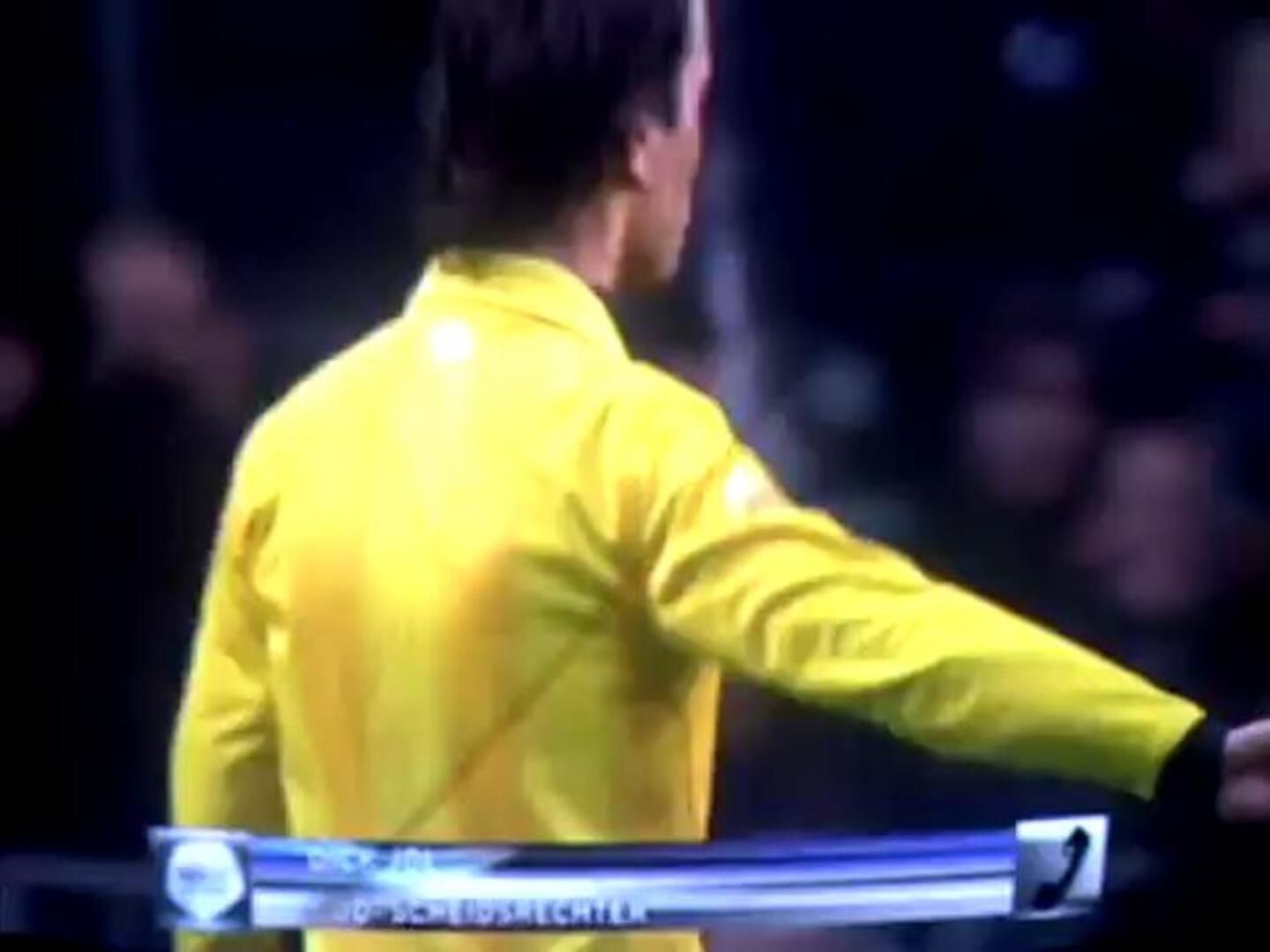 El portero del Alkmaar agrede a un espontáneo que saltó al césped