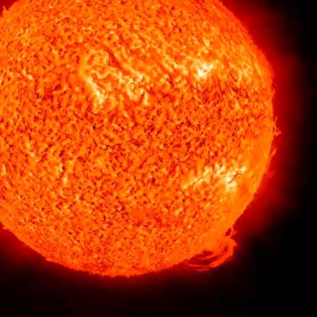 El Sol lanza una gigantesca llamarada diez veces el tamaño de la Tierra