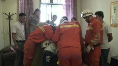 Un niño es rescatado por los bomberos tras quedar atrapado en un sofá