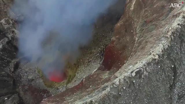 Un especialista de Google Street View, con sus cámaras, sobre un volcán de Vanuatu. El vídeo muestra cómo ruge el volcán visto desde las cámaras de un dron