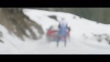 Hombre y coche compiten para ser los más rápidos sobre nieve