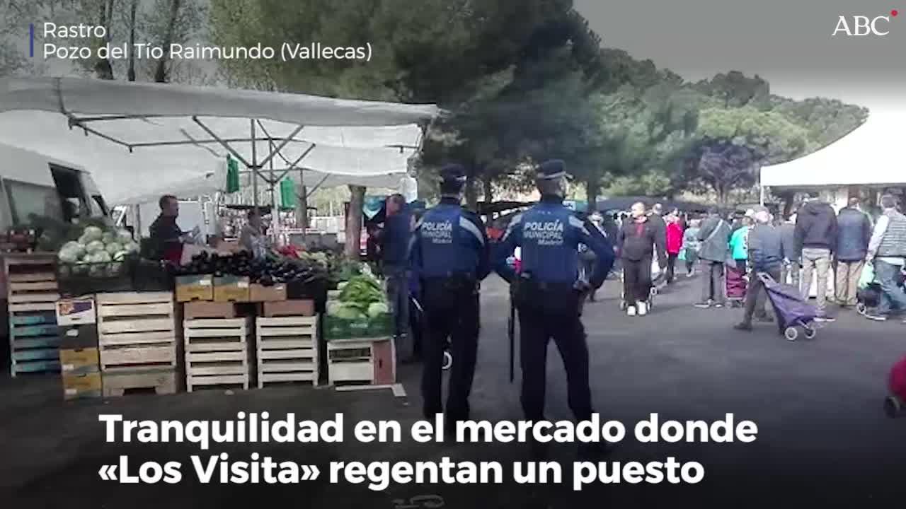 Imagen del la Policía Municipal vigilando el rastrillo de este domingo en Vallecas