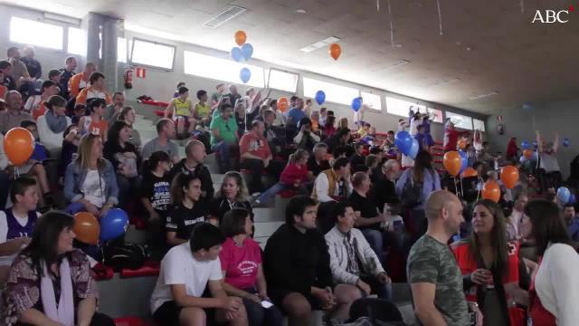 Los equipos Mariana Pineda y San Juan Bosco disputan un balón durante la final del torneo «ACBNext»