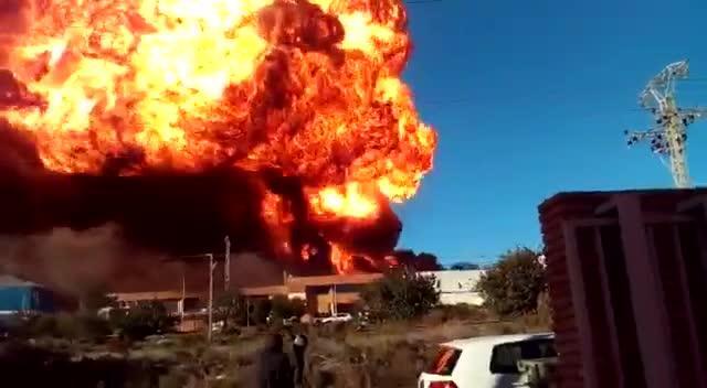 Imagen del fuego procedente de la nave de productos químicos