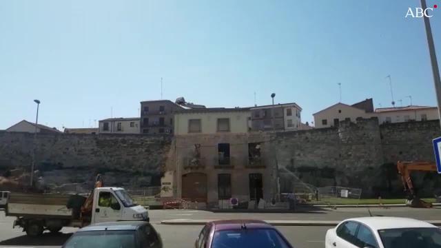 Los cascotes de la demolición llegaron hasta el otro lado de la calle, que no estaba acordonada
