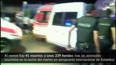 Interior del aeropuerto de Estambul hoy, horas después de los atentados