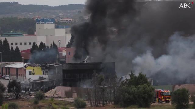 Los bomberos, ayer, sofocando las llamas en el polígono de La Poveda, en Arganda