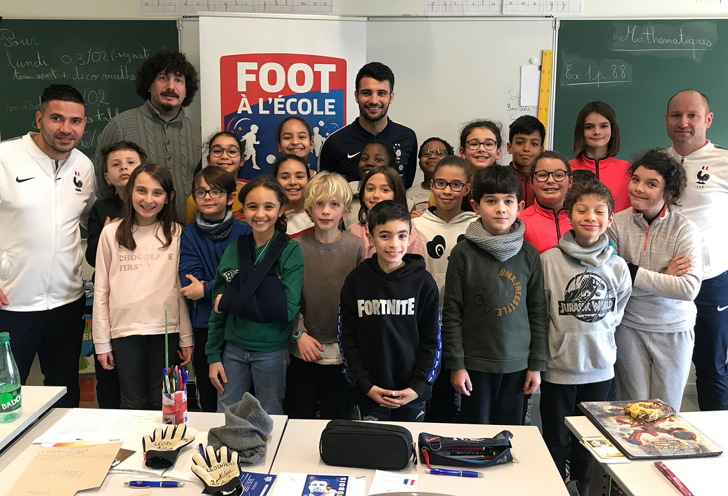 Léo Dubois en visite dans une école à Lyon