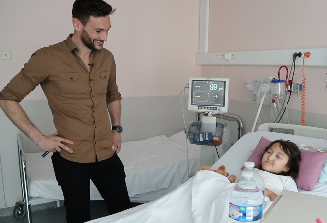 Hugo Lloris à la rencontre des enfants de l'hôpital Lenval à Nice