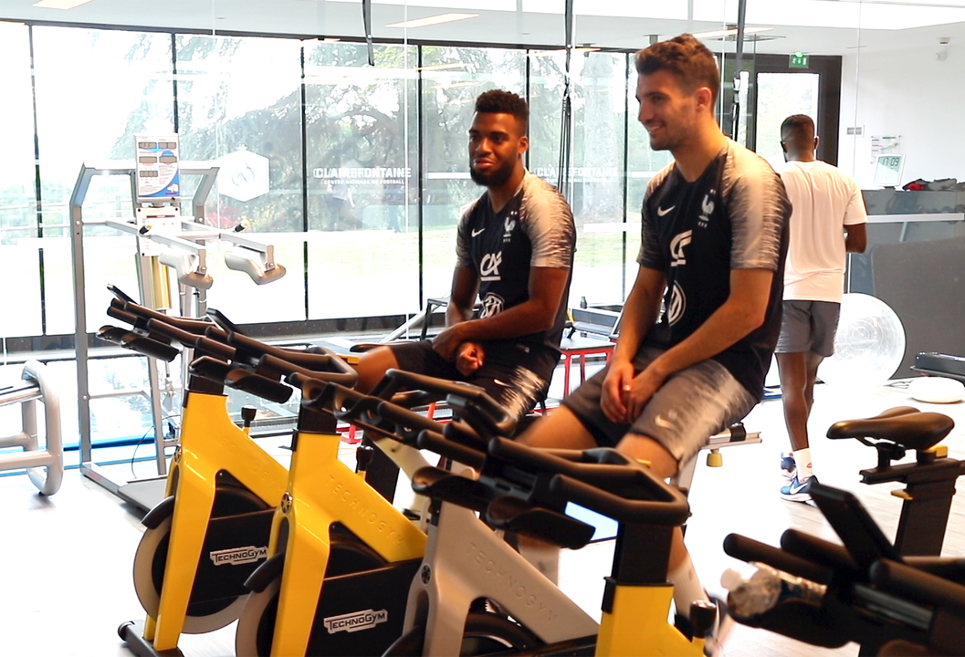 Echauffement en salle pour les Bleus