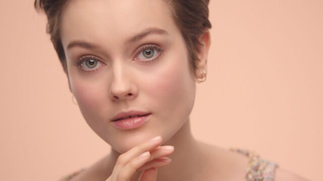 LES BEIGES BLUSH STICK Sheer blush in a stick for a healthy glow. Blush n°20