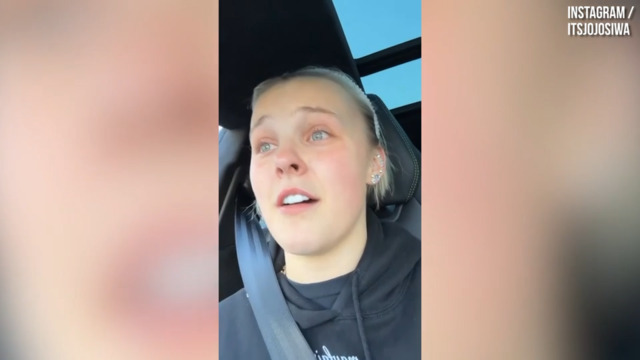 JoJo Siwa breaks down in tears after first singing lesson in six years ...