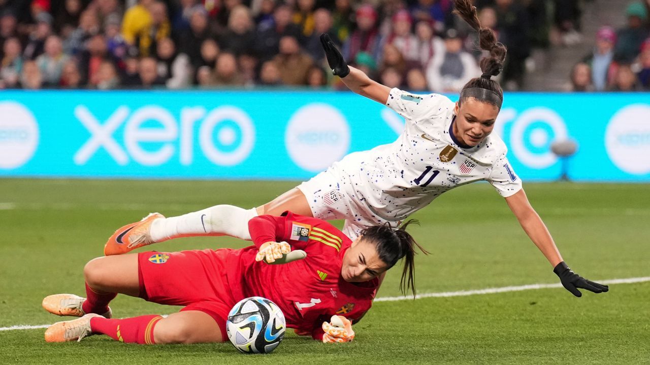 Marthina Aguirre of Ecuador and Linda Caicedo of Colombia fight for News  Photo - Getty Images