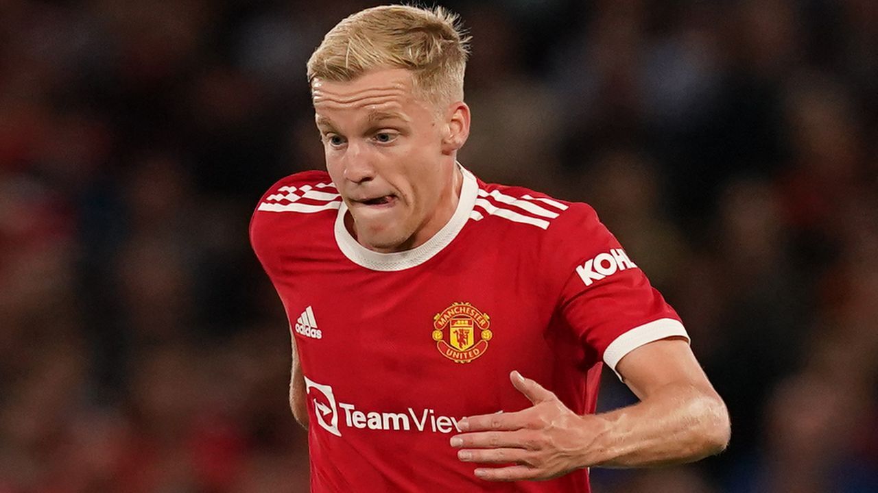 What's going on with Donny van de Beek? Why Manchester United's new signing  is still sitting on the bench