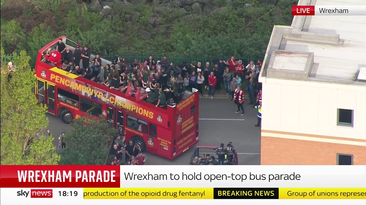 Ryan Reynolds and Rob McElhenney celebrate Wrexham AFC's promotion with bus  parade, UK News