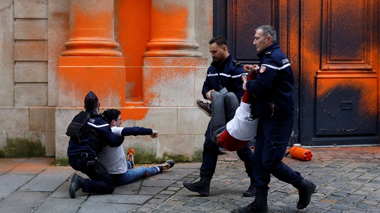 Activists Spray Louis Vuitton Window With Orange Paint - Paris Activists  from Dernier RÃ novation