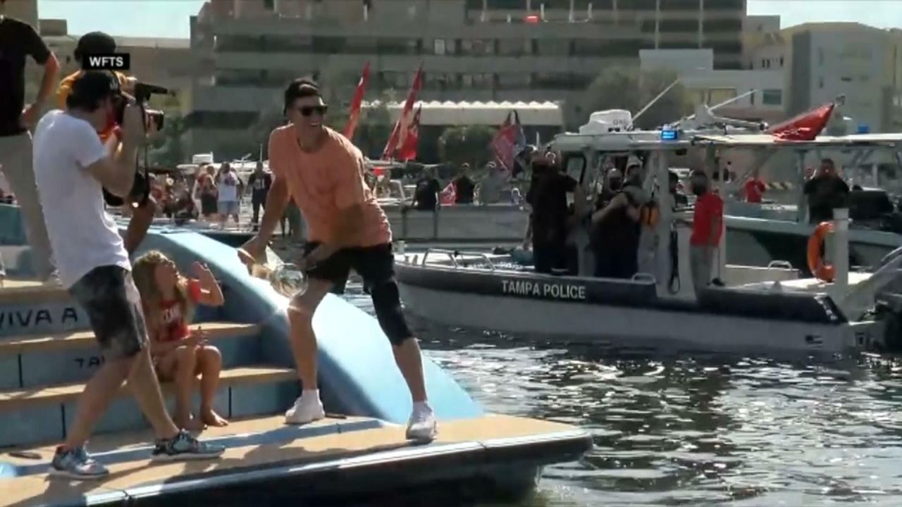 Tom Brady Flexes On His $2 Million Boat At Tampa Bay's Floating Super Bowl  Parade - BroBible