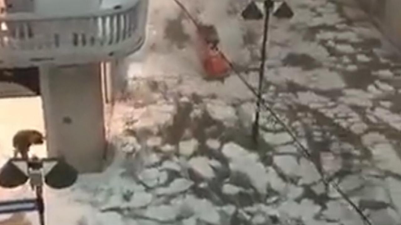 Streets flooded with icy river in Italy