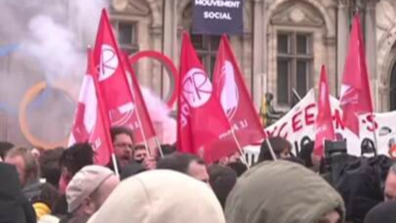 French Pension Protesters Briefly Storm LVMH Building in Paris