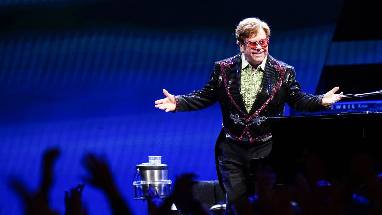 Elton John recreates Dodgers Stadium look at final farewell show