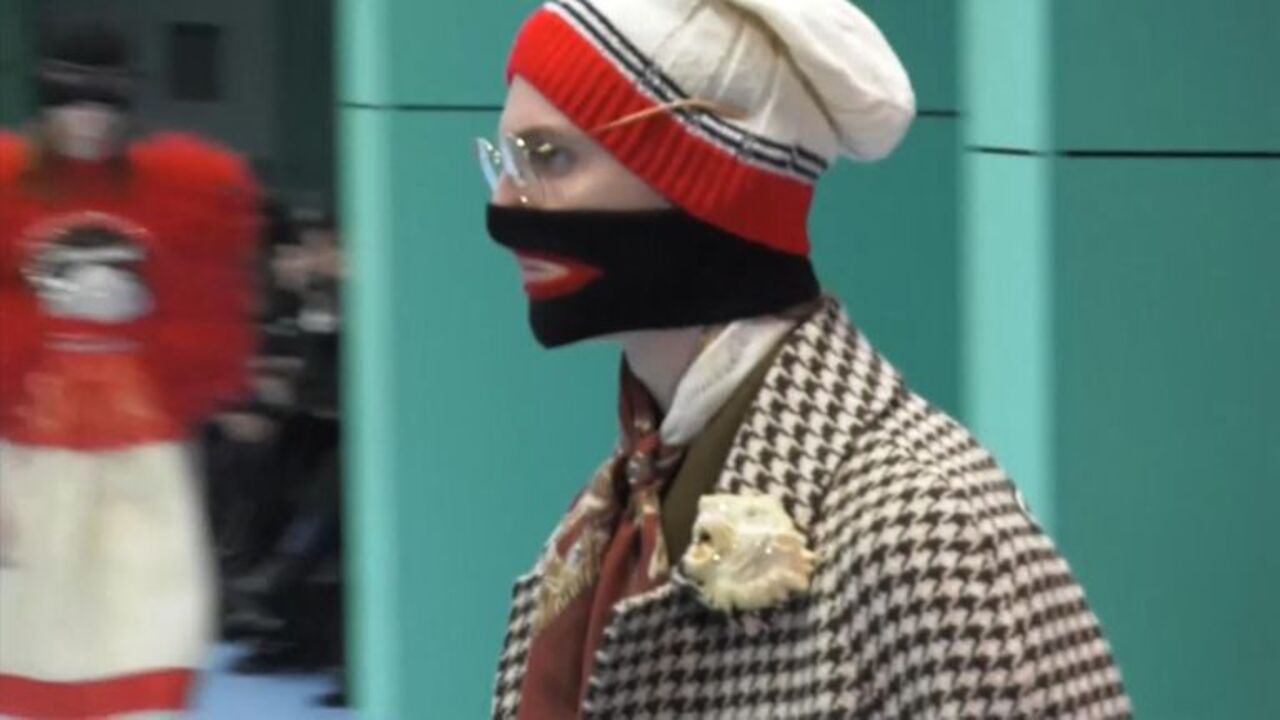 Doe herleven kofferbak bezoeker Gucci apologises for women's jumper that 'resembles blackface' | World News  | Sky News